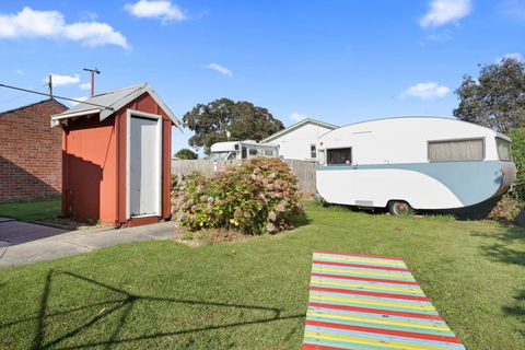 4 MONTROSE AVE - Retro Home In The Heart Of Town - Accommodation Daintree 3