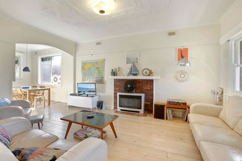 4 MONTROSE AVE - Retro Home In The Heart Of Town - Accommodation Daintree 0
