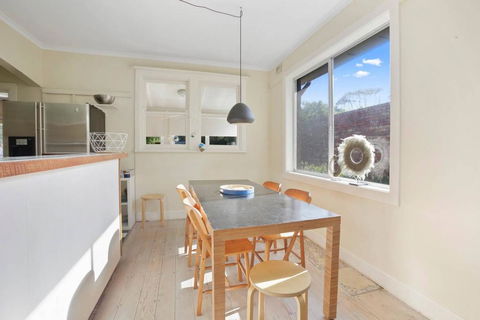 4 MONTROSE AVE - Retro Home In The Heart Of Town - Accommodation Daintree 2