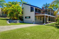 40 Rumbalara Avenue - Rainbow Beach Entertain on the spacious verandah overlooking beautiful Rainbow Beach