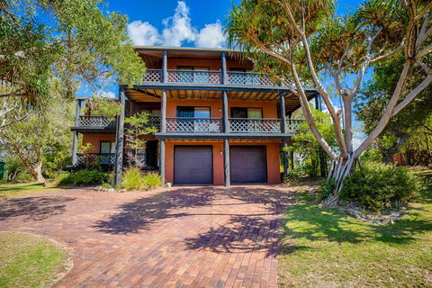 41 Carlo Circle - Rainbow Beach, Huge Beach House With Room For Everyone - Accommodation Daintree 0
