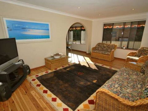 41 Leonard Avenue- Pet Friendly, Boat Parking & Aircon - Accommodation Daintree 3