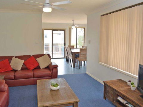 5 'Ocean Breeze' Shoal Bay Avenue - Fabulous Location Opposite Shoal Bay Beach! - Accommodation Daintree 3