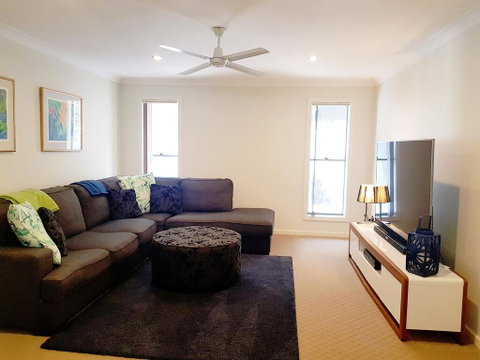 5 Bedroom Luxury Villa - Hope Island - Accommodation Daintree 1