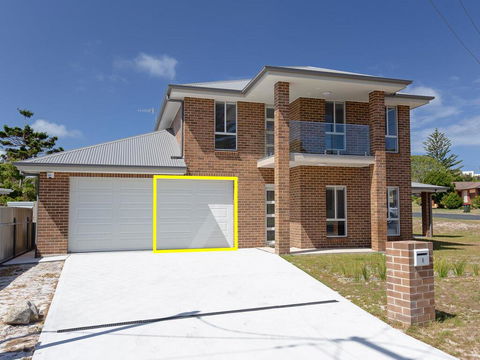 5 Bent Street - Huge House With Foxtel & Aircon - Accommodation Daintree 0