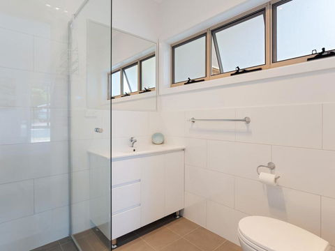 5 Bent Street - Huge House With Foxtel & Aircon - Accommodation Daintree 2