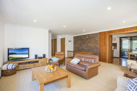 57 Carroll Ave Mollymook Beach - Relaxed Homely Retreat - Accommodation Daintree 2