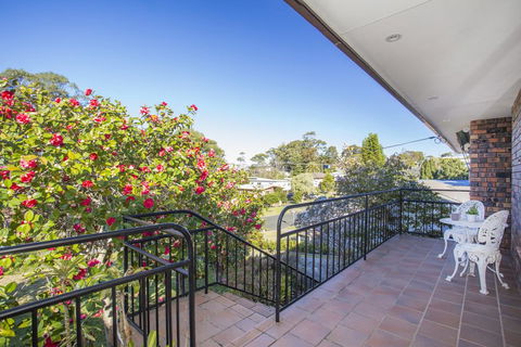 57 Carroll Ave Mollymook Beach - Relaxed Homely Retreat - Accommodation Daintree 0
