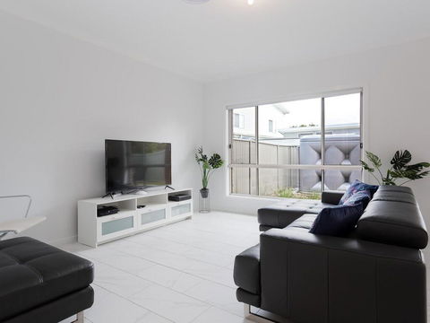 5B BENT STREET - LARGE HOUSE WITH DUCTED AIR CON, WIFI & FOXTEL - Accommodation Daintree 1
