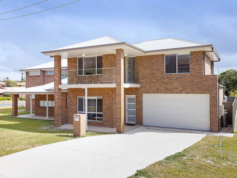 5B BENT STREET - LARGE HOUSE WITH DUCTED AIR CON, WIFI & FOXTEL - Accommodation Daintree 0