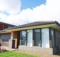 5Bed 2Bath Family House in Werribee - Accommodation Daintree