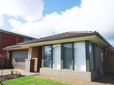 5Bed 2Bath Family House In Werribee - Accommodation Daintree 0