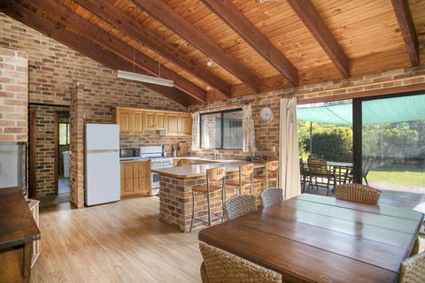 75 River Rd - Tabourie Hideaway - Accommodation Daintree 0