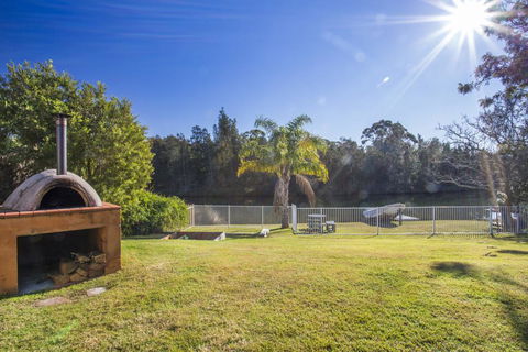 77 Lake Entrance Rd - Waterfront Wonder - Accommodation Daintree 2