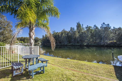 77 Lake Entrance Rd - Waterfront Wonder - Accommodation Daintree 0