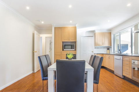 77 Lake Entrance Rd - Waterfront Wonder - Accommodation Daintree 3