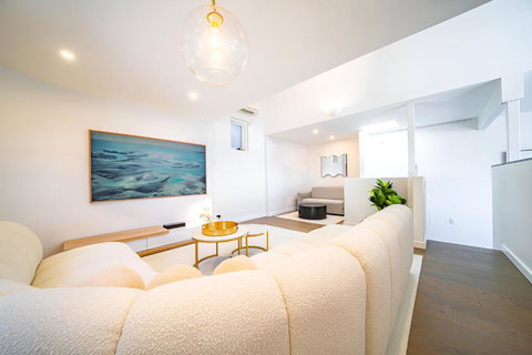 Elegant 3BR Apt -Bondi Junction & Stunning Skyline - Accommodation Daintree 1