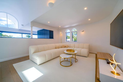 Elegant 3BR Apt -Bondi Junction & Stunning Skyline - Accommodation Daintree 2