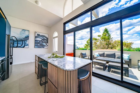 Elegant 3BR Apt -Bondi Junction & Stunning Skyline - Accommodation Daintree 3