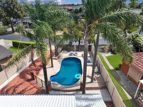 Evies White House Oasis I Pool & Close To Airport - Accommodation Daintree 0