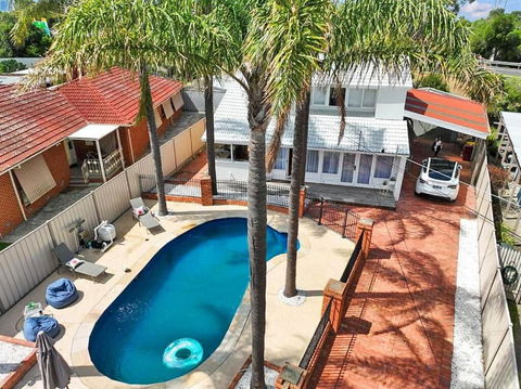 Evies White House Oasis I Pool & Close To Airport - Accommodation Daintree 1