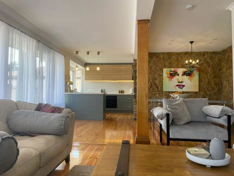 Evies White House Oasis I Pool & Close To Airport - Accommodation Daintree 2
