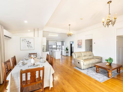 Family Friendly Cozy 4BR House At Annerley - Accommodation Daintree 2