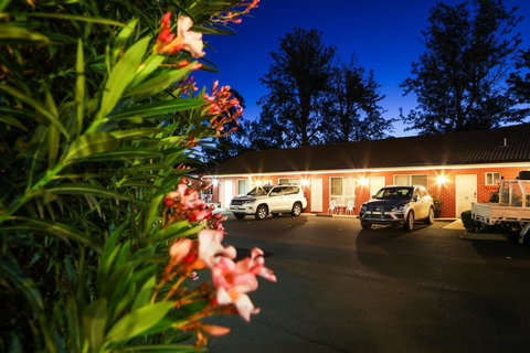 Akuna Motor Inn And Apartments - Accommodation Daintree 0