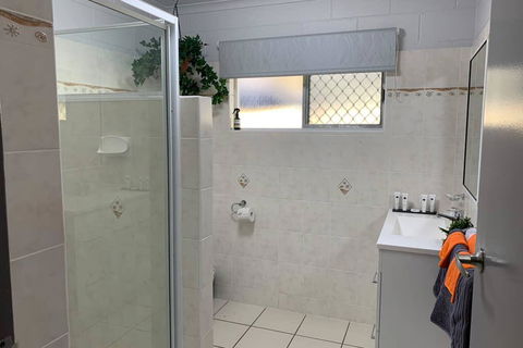 Andergrove Home With A Garden View-Wi-fi & Netflix - Accommodation Daintree 3