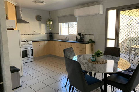 Andergrove Home With A Garden View-Wi-fi & Netflix - Accommodation Daintree 2