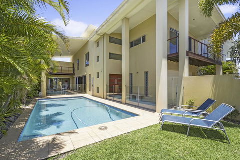 ANGOURIE HOUSE - SALT VILLAGE - Accommodation Daintree 0