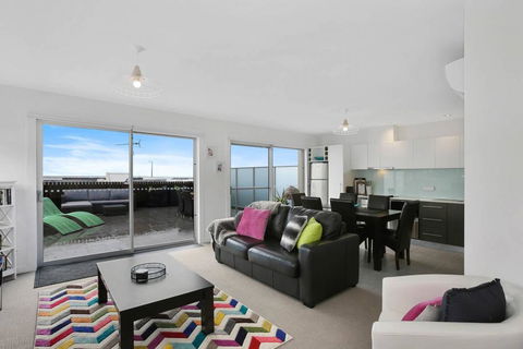APOLLO 13 PENTHOUSE - Free Wifi & Huge Terrace! - Accommodation Daintree 0