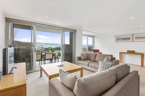 APOLLO BLUE 6 - Modern Waterfront Apartment - Accommodation Daintree 0