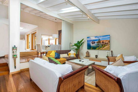 Luxury Retreat Home - 4bed House W/Parking - Mins From CBD - Accommodation Daintree 0