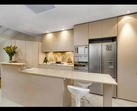 Luxury Retreat Home - 4bed House W/Parking - Mins From CBD - Accommodation Daintree 3