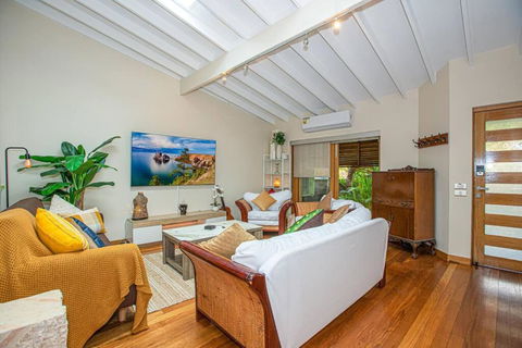 Luxury Retreat Home - 4bed House W/Parking - Mins From CBD - Accommodation Daintree 2