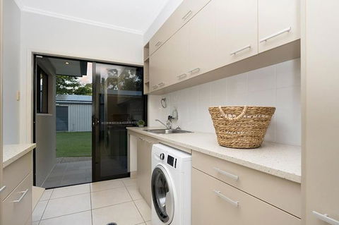 Luxury Style Living 20 Minutes From CBD - Accommodation Daintree 3