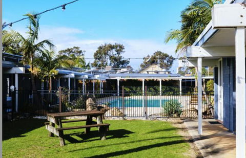 Mallacoota Hotel Motel - Accommodation Daintree 2