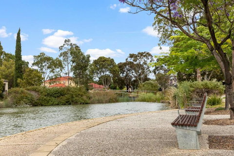 Mawson Lakes Retreat - 3BR, Wifi, Parking - Accommodation Daintree 3