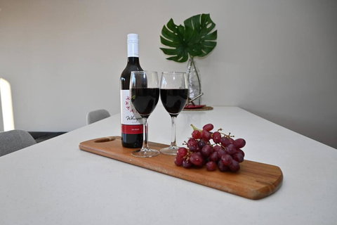 Mawson Red - Free Pool Access -Onsite Parking-Netflix-5 Mins To Mawson Interchange - Accommodation Daintree 0