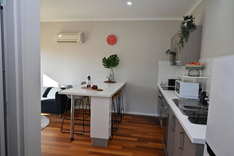 Mawson Red - Free Pool Access -Onsite Parking-Netflix-5 Mins To Mawson Interchange - Accommodation Daintree 2