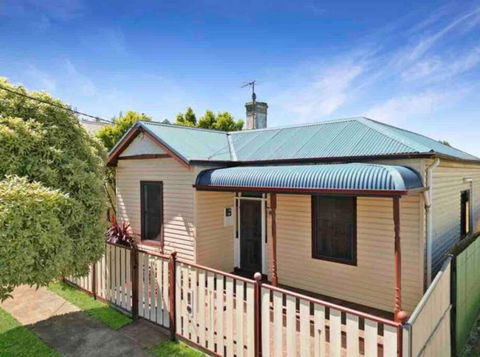 Milton House, Hamilton - Accommodation Daintree 0