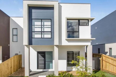 Modern Elegance Near Lakes Train Parks And Beaches - Accommodation Daintree 0