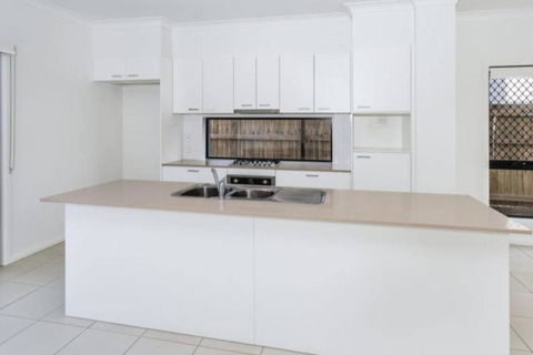 Modern Elegance Near Lakes Train Parks And Beaches - Accommodation Daintree 2