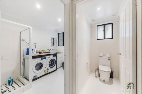 Modern Four-bedroom House In Castle Hill - Accommodation Daintree 3