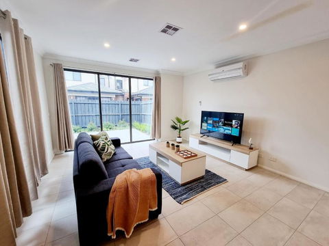 Modern Narre Warren Three Bedroom Townhouse, Close To Fountain Gate SC - Accommodation Daintree 1