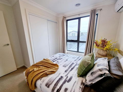 Modern Narre Warren Three Bedroom Townhouse, Close To Fountain Gate SC - Accommodation Daintree 3