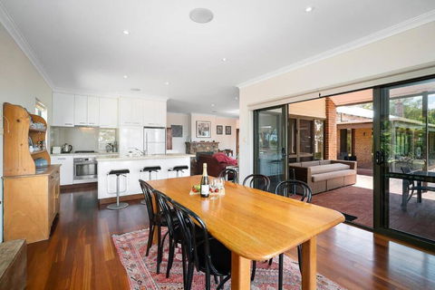 Moondyne Estate Exclusive & Pet Friendly Hilltop Retreat - Accommodation Daintree 3