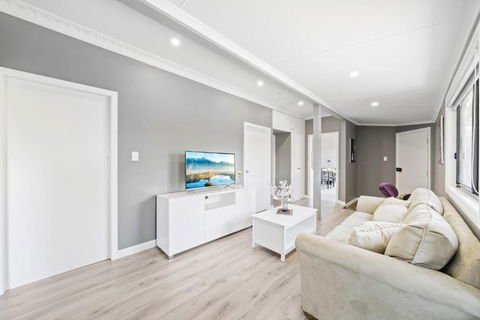 New 2 Bedroom House 500m To Mall With Free Parking - Accommodation Daintree 2