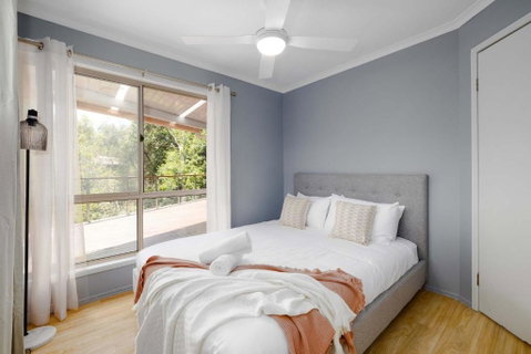 NEW 3BR Serene Creekside Retreat In Helensvale - Accommodation Daintree 2